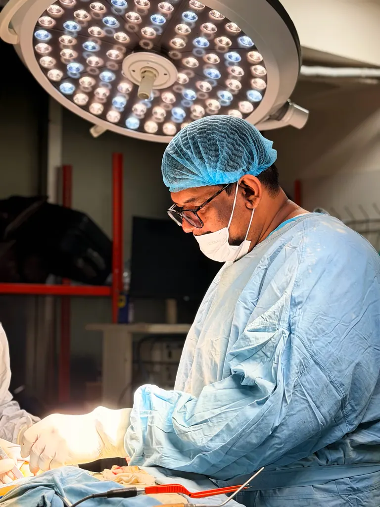অপারেশন থিয়েটারে সার্জারি করছেন / Performing surgery in the operating theatre