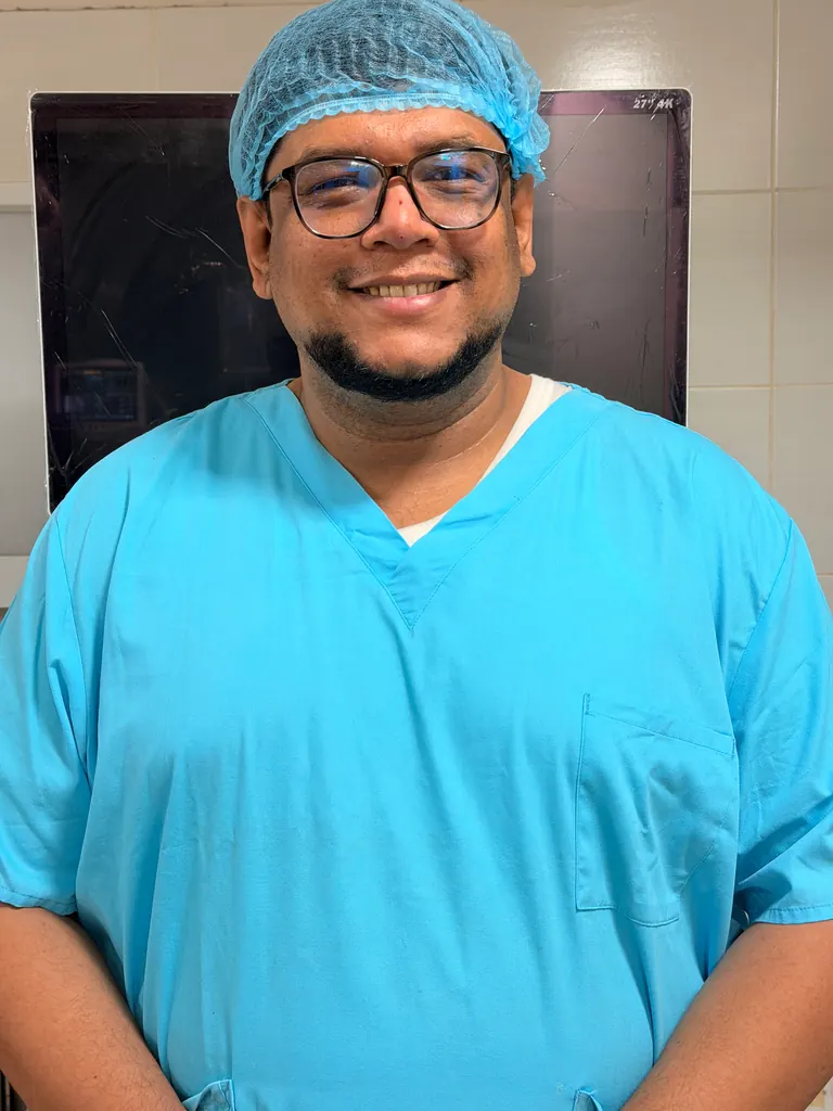 থিয়েটারের পোশাকে হাসিমুখে / Smiling in theatre scrubs